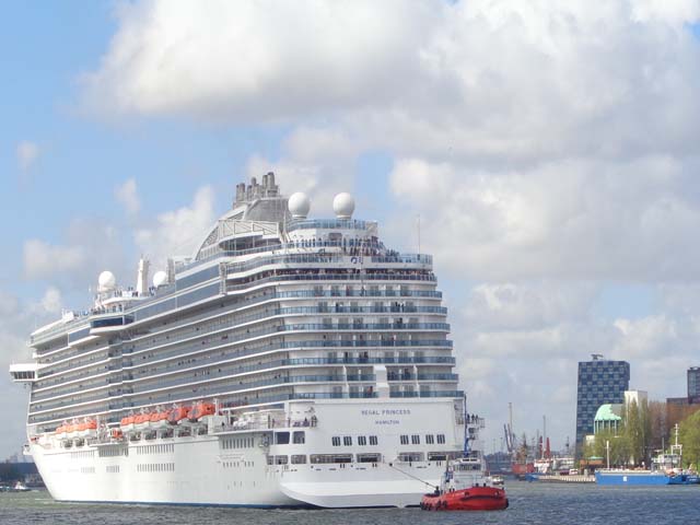 Cruiseschip ms Regal Princess van Princess Cruises aan de Cruise Terminal Rotterdam